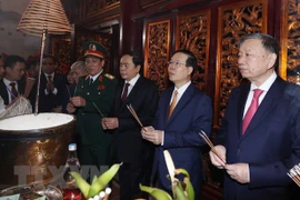 Le président Vo Van Thuong offre de l'encens aux rois fondateurs Hung