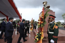 Le président de l'ANPP de Cuba rend hommage au leader Fidel Castro à Quang Tri 