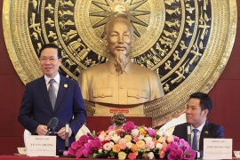 Le président Vo Van Thuong rencontre le personnel des agences de représentation vietnamienne en Chine