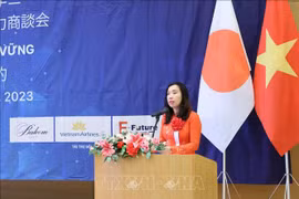 La vice-ministre des Affaires étrangères rencontre la communauté vietnamienne à Kyushu