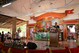 Le président Ho Chi Minh chérit des expatriés vietnamiens