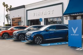 Véhicules électriques : les premiers VF 8 City Edition livrés aux clients américains