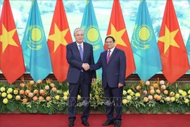 Entrevue entre le Premier ministre Pham Minh Chinh et le président du Kazakhstan