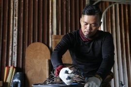 Un artiste qui mélange art et recyclage