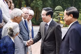 Le président Vo Van Thuong rencontre des scientifiques étrangers et vietnamiens