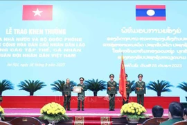 Distinction de collectifs et d'individus vietnamiens ayant des contributions à la révolution lao