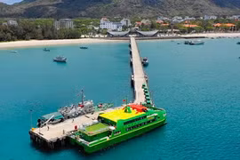 Le nouveau port de passagers de Con Dao accueille son premier navire à grande vitesse 