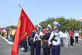 Des Vietnamiens d'outre-mer visitent Truong Sa et la plate-forme DK1
