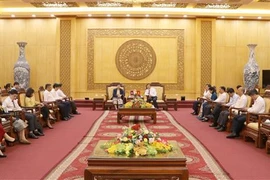 Un dirigeant de Ninh Binh accueille une délégation du magazine Alunmay du Laos