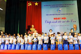 Une fête pour des enfants orphelins de Hanoi