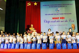 Une fête pour des enfants orphelins de Hanoi