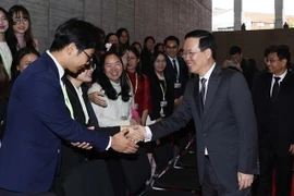 Le président Vo Van Thuong visite l'Université de Kyushu