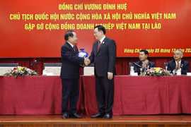 Vuong Dinh Huê rencontre la communauté des entreprises vietnamiennes au Laos