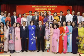 Le président de l’AN rencontre la communauté vietnamienne au Laos