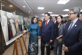 Le président de l’Assemblée nationale du Vietnam assiste à une exposition de photos sur les liens Vietnam-Bangladesh