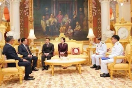 Entrevue entre le président de l'AN Vuong Dinh Hue et le roi de Thaïlande Maha Vajiralongkorn
