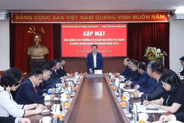 Un responsable du Parti rencontre les chefs des bureaux de représentation vietnamiens à l'étranger