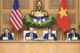 Le PM Pham Minh Chinh et le président Joe Biden à la Conférence de haut niveau sur l'investissement et l'innovation