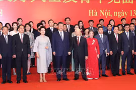 Le secrétaire général du PCV Nguyen Phu Trong et le dirigeant chinois Xi Jinping rencontrent des partisans de l’amitié des deux pays