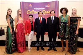 Un styliste austro-vietnamien promeut l’ao dai traditionnel dans le monde