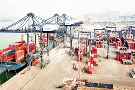 Quang Ninh promeut le développement de ses ports maritimes