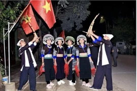 Festival H'mong du Khen et des fleurs de cerisier sauvage à Yen Bai