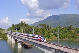 Lancement des services ferroviaires de voyageurs transfrontaliers Laos-Chine