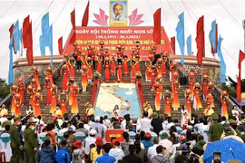 Cérémonie de lever du drapeau de la réunification nationale sur Hiên Luong, à Quang Tri