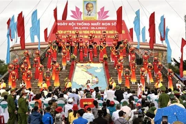 Cérémonie de lever du drapeau de la réunification nationale sur Hiên Luong, à Quang Tri