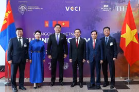Le président mongol assiste à un forum d’affaires Vietnam-Mongolie