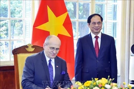  Entretien entre Bùi Thanh Son et son homologue polonais Zbigniew Rau