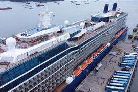 Près de 3.400 croisiéristes du Celebrity Solstice et du Regatta débarquent à Ha Long