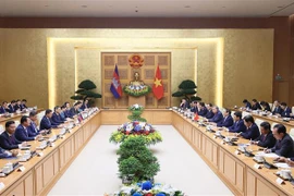 Entretien entre les Premiers ministres vietnamien et cambodgien
