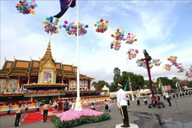 Le Parti, l'État et le gouvernement du Vietnam félicitent le 70e anniversaire de l'indépendance du Cambodge