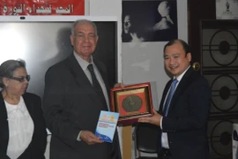 Une délégation du Comité directeur du Service d'information pour l’étranger en visite au Qatar, en Égypte et en Tanzanie