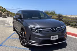 Des clients américains testent le VinFast VF 8: "Une voiture innovante sans précédent du Vietnam"