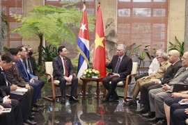 Vuong Dinh Huê rencontre le gén. Raúl Castro Ruz et le 1er secrétaire et président Miguel Díaz-Canel