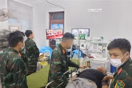 Sauvetage d’un pêcheur vietnamien en détresse au large de Truong Sa 