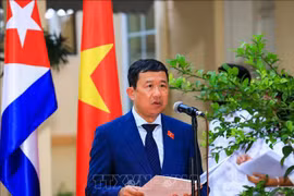 Une exposition de photos en l’honneur des 50 ans de l'arrivée de Fidel Castro au Vietnam