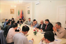 Table ronde sur la voie du Vietnam vers le socialisme