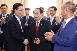 Le président Vo Van Thuong rend visite à l’ambassade du Vietnam au Laos