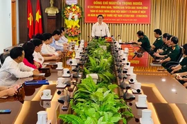 Un responsable du Parti visite les hôpitaux avant la Journée des médecins vietnamiens