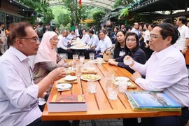Le PM Pham Minh Chinh et son homologue malaisien visitent la rue des livres de Hanoï 