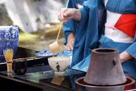 Les 50 ans des liens diplomatiques Vietnam-Japon célébrés autour du thé