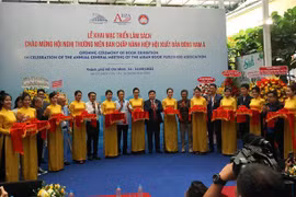 Ouverture de l'exposition de livres sur le Président Hô Chi Minh et des dirigeants du Parti et de l'État
