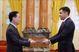 Le président Vo Van Thuong reçoit les ambassadeurs du Venezuela et du Laos 