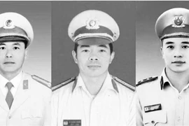 Remise de l'Ordre de défense de la Patrie à trois policiers décédés dans un glissement de terrain à Lam Dong