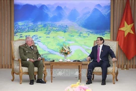 Le PM Pham Minh Chinh reçoit le ministre des Forces armées révolutionnaires de Cuba