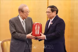 Le PM Pham Minh Chinh reçoit l'ancien PM japonais Fukuda Yasuo