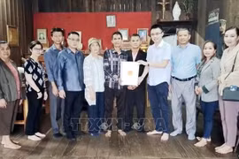 Le consulat général du Vietnam au Laos honore les familles des personnes méritantes